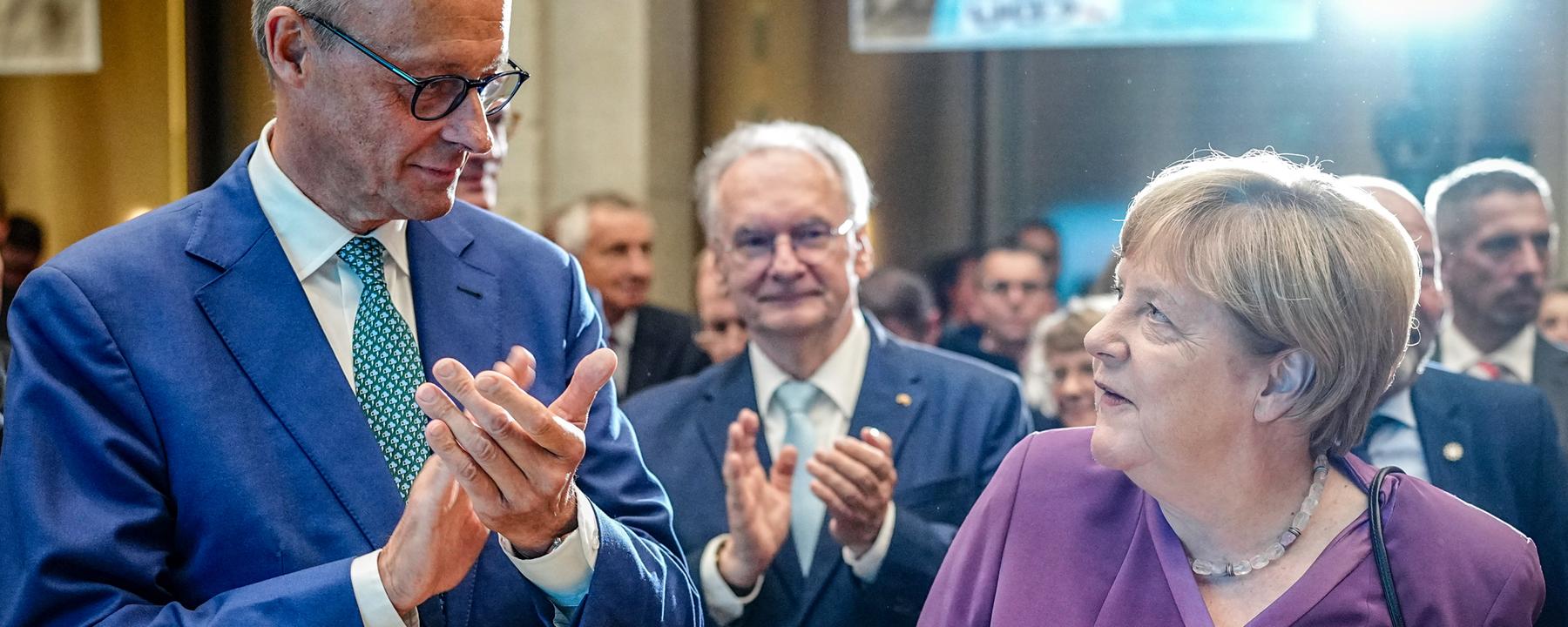 Angela Merkel und Friedrich Merz, CDU-Bundesvorsitzender und Unionsfraktionsvorsitzender, nehmen am Berliner Gespräch Spezial zum 70. Geburtstag der früheren Bundeskanzlerin teil.