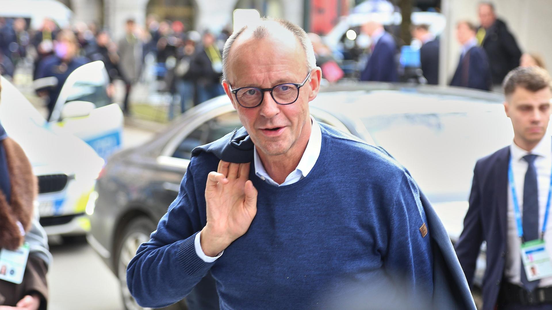 Friedrich Merz auf dem Weg zu Bayrischen Hof in dem die Münchner Sicherheitskonferenz am 13.02.2026 statt finden soll.
