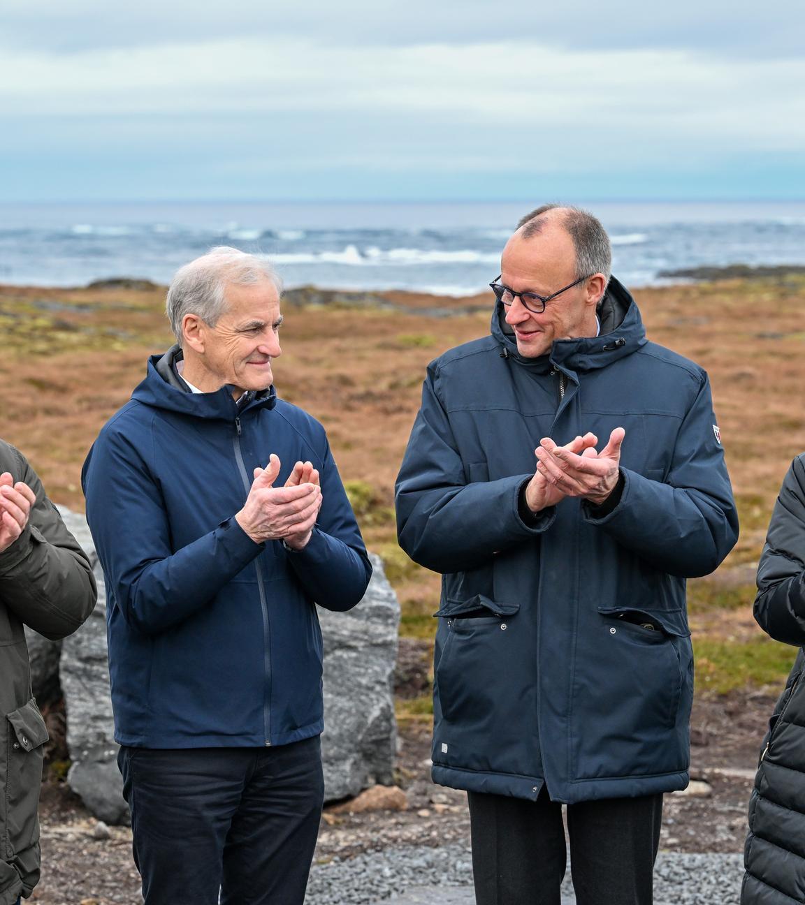 Boris Pistorius (l-r, SPD), Jonas Gahr Støre,Friedrich Merz (CDU) und Dorothee Bär (CSU) stehen auf einer Wiese nahe der Raketenstartrampe 