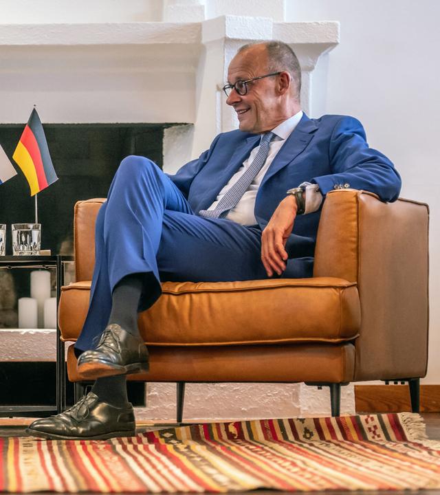 Bundeskanzler Friedrich Merz (CDU) sitzt neben Petteri Orpo, Ministerpräsident von Finnland, bei einem bilateralen Treffen vor dem Europäischen Arktis-Gipfel.