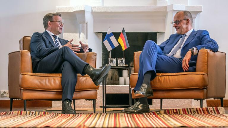 Bundeskanzler Friedrich Merz (CDU) sitzt neben Petteri Orpo, Ministerpräsident von Finnland, bei einem bilateralen Treffen vor dem Europäischen Arktis-Gipfel.