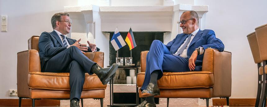 Bundeskanzler Friedrich Merz (CDU) sitzt neben Petteri Orpo, Ministerpräsident von Finnland, bei einem bilateralen Treffen vor dem Europäischen Arktis-Gipfel.