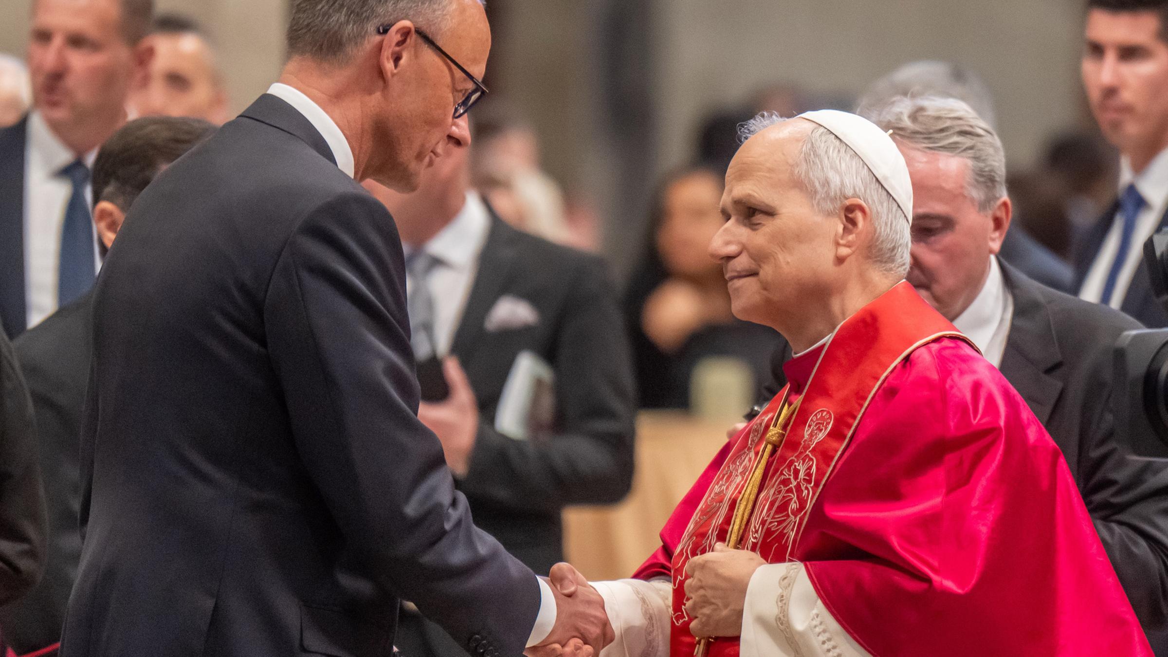 Deutschlands Bundeskanzler Friedrich Merz trifft den neuen Papst Leo XIV während seiner Amtseinführung am 18.05.2025