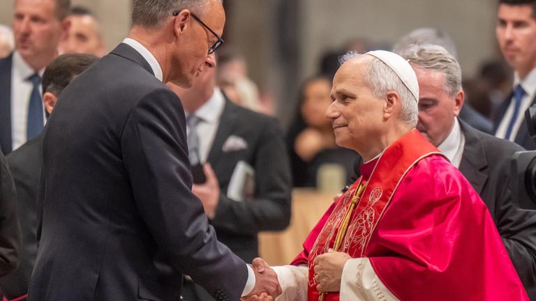 Deutschlands Bundeskanzler Friedrich Merz trifft den neuen Papst Leo XIV während seiner Amtseinführung am 18.05.2025
