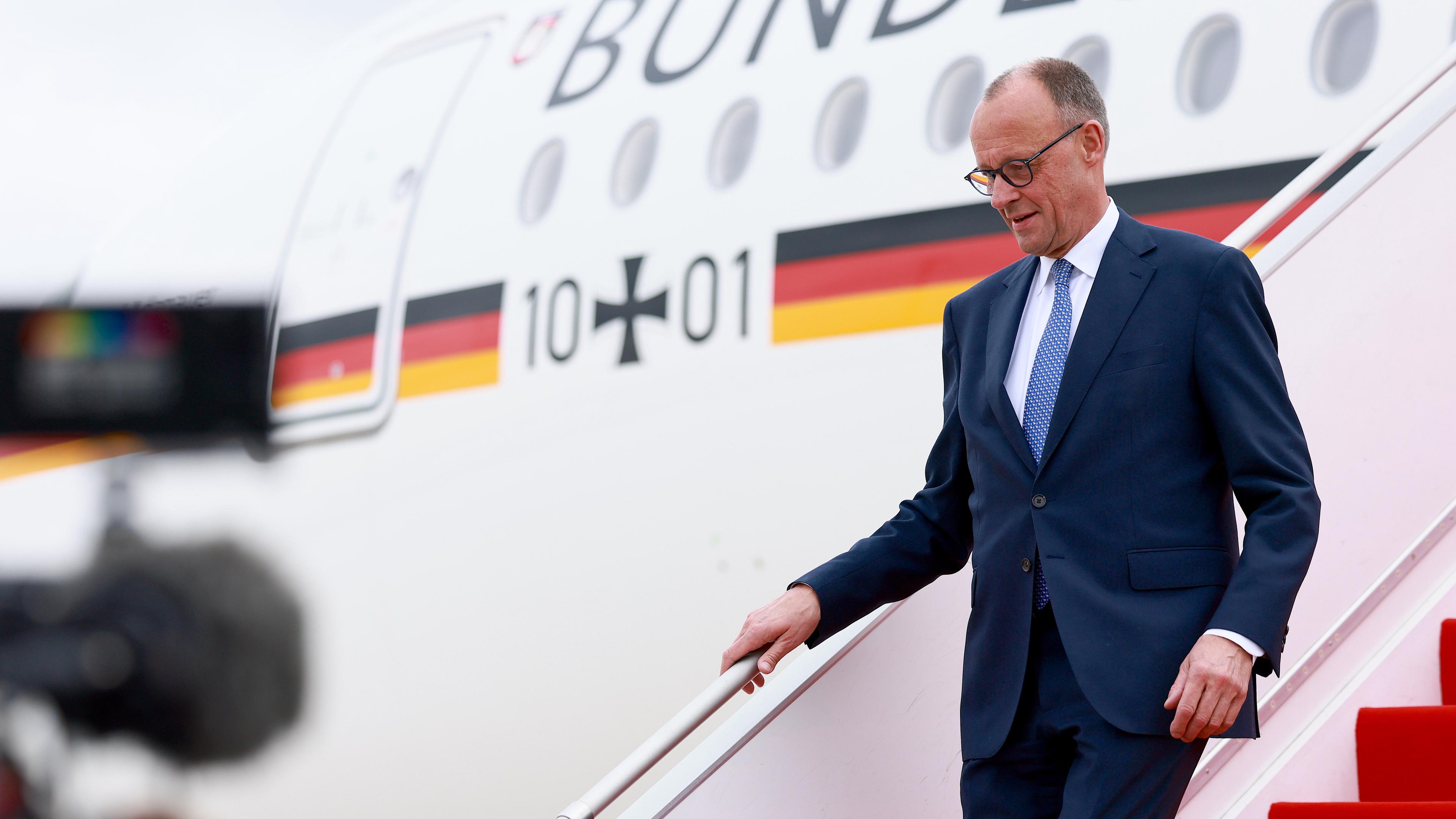 Der neue Bundeskanzler Friedrich Merz steigt aus einem Flieger auf dem Flughafen in Paris.