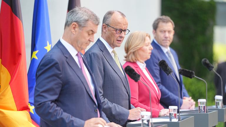 Markus Söder (CSU, l-r),Bundeskanzler Friedrich Merz (CDU), Bärbel Bas (SPD), und Lars Klingbeil (SPD), geben im Garten des Kanzleramtes eine Pressekonferenz.