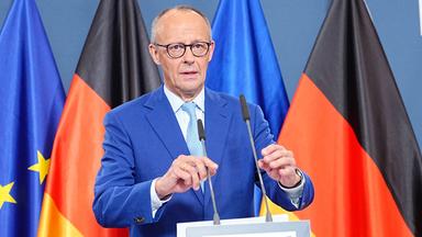 Bundeskanzler Friedrich Merz (CDU) spricht nach den Wahlen in Berlin und Mecklenburg-Vorpommern im Konrad-Adenauer-Haus am Rednerpult.