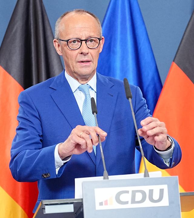 Bundeskanzler Friedrich Merz (CDU) spricht nach den Wahlen in Berlin und Mecklenburg-Vorpommern im Konrad-Adenauer-Haus am Rednerpult.