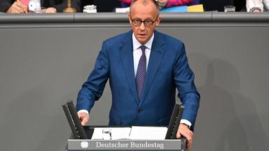 Friedrich Merz spricht am Rednerpult im Bundestag.