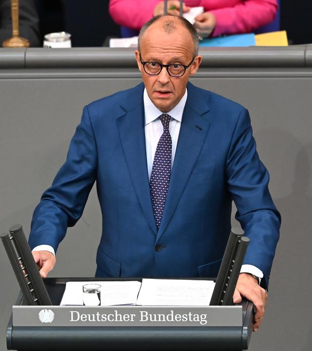 Friedrich Merz spricht am Rednerpult im Bundestag.