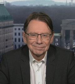 Politikwissenschaftler Uwe Jun per Videocall dazugeschalten aus dem Berliner Studio mit dem Brandenburger Tor im Hintergrund