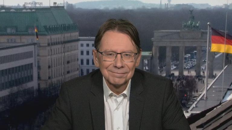 Politikwissenschaftler Uwe Jun per Videocall dazugeschalten aus dem Berliner Studio mit dem Brandenburger Tor im Hintergrund