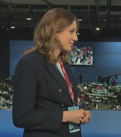 CDU-Politikerin Wiebke Winter im Interview auf dem CDU-Parteitag. Im Hintergrund sieht man den Saal und das Podium.