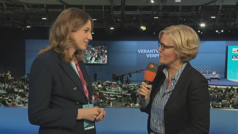 CDU-Politikerin Wiebke Winter im Interview auf dem CDU-Parteitag. Im Hintergrund sieht man den Saal und das Podium.