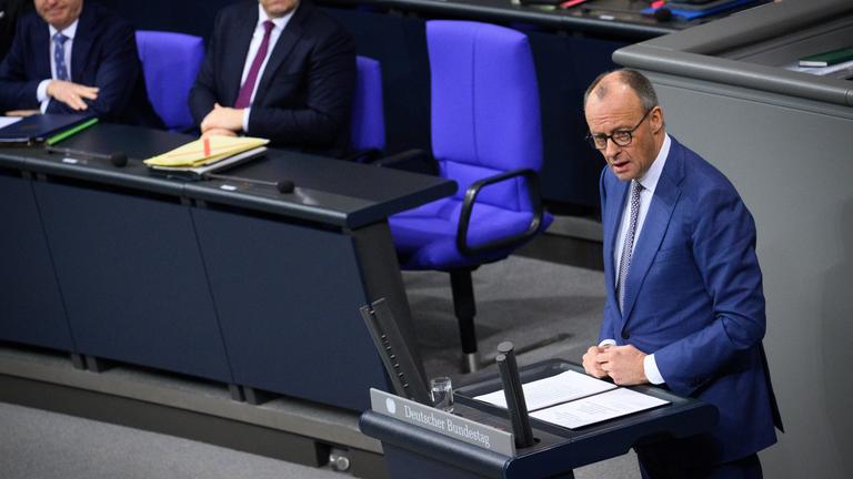 Bundeskanzler Friedrich Merz (CDU) gibt in der 56. Plenarsitzung der 21. Legislaturperiode im Deutschen Bundestag eine Regierungserklärung 