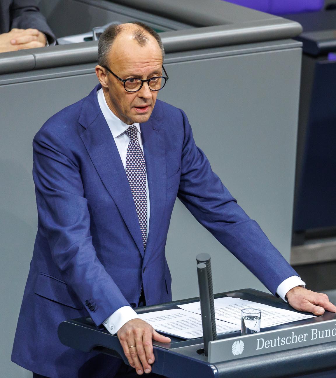 Bundeskanzler Friedrich Merz (CDU) gibt in der 56. Plenarsitzung der 21. Legislaturperiode im Deutschen Bundestag eine Regierungserklärung 
