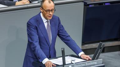 Bundeskanzler Friedrich Merz (CDU) gibt in der 56. Plenarsitzung der 21. Legislaturperiode im Deutschen Bundestag eine Regierungserklärung 