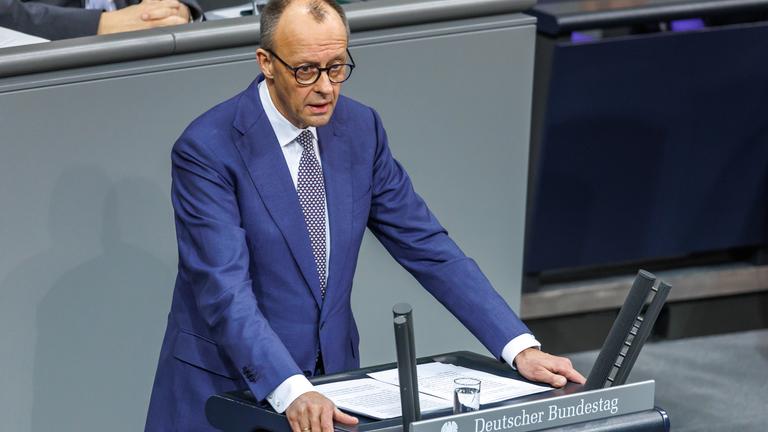 Bundeskanzler Friedrich Merz (CDU) gibt in der 56. Plenarsitzung der 21. Legislaturperiode im Deutschen Bundestag eine Regierungserklärung 