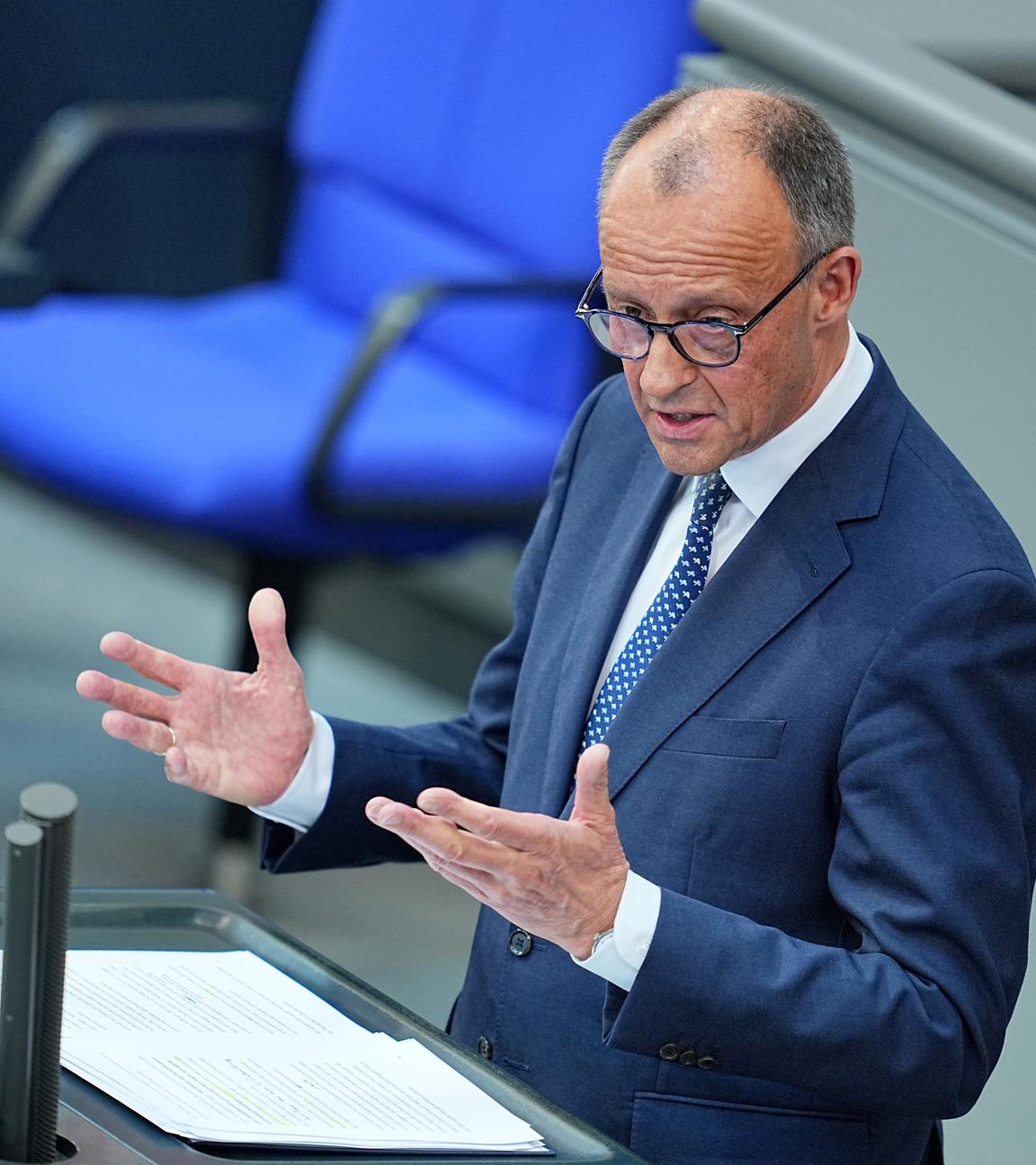 Bundeskanzler Friedrich Merz spricht bei seiner Regierungserklärung im Plenum des Bundestags. 