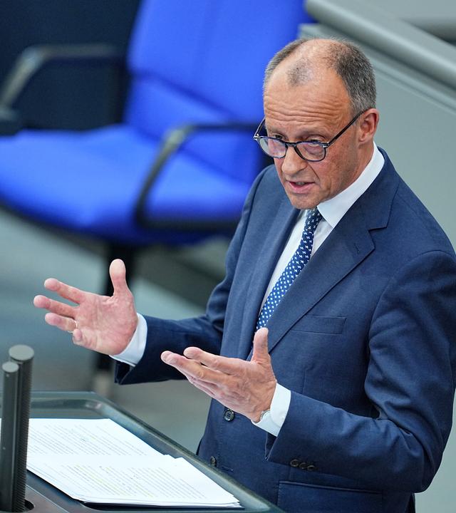 Bundeskanzler Friedrich Merz spricht bei seiner Regierungserklärung im Plenum des Bundestags. 