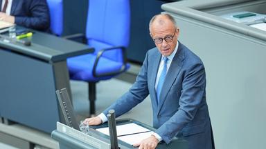 Bundeskanzler Friedrich Merz (CDU) spricht im Plenarsaal im Bundestag bei einer Regierungserklärung. 