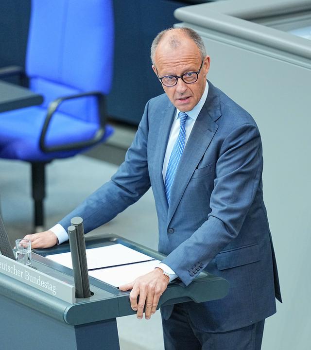 Bundeskanzler Friedrich Merz (CDU) spricht im Plenarsaal im Bundestag bei einer Regierungserklärung. 
