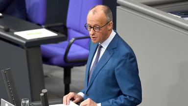 Bundeskanzler Friedrich Merz im Bundestag am Rednerpult