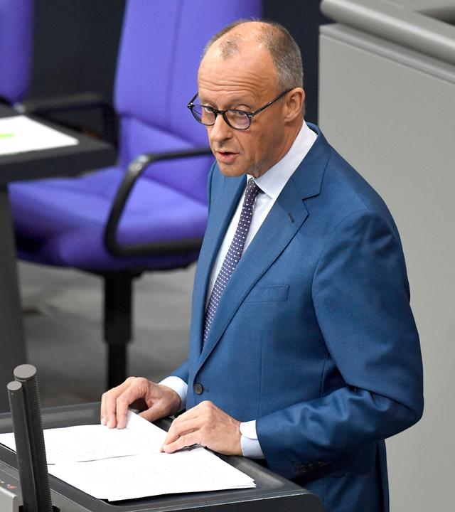 Bundeskanzler Friedrich Merz im Bundestag am Rednerpult