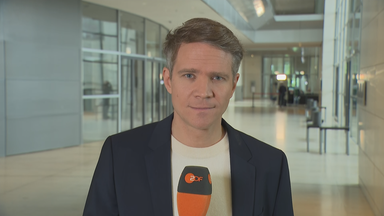 ZDF-Hauptstadtkorrespondent Daniel Pontzen zugeschaltet aus dem Bundestag