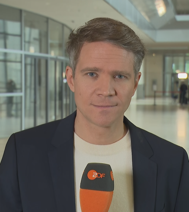 ZDF-Hauptstadtkorrespondent Daniel Pontzen zugeschaltet aus dem Bundestag