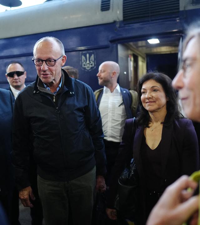  Ukraine, Kiew: Bundeskanzler Friedrich Merz (CDU) kommt am frühen Morgen auf dem Hauptbahnhof der ukrainischen Hauptstadt Kiew an.
