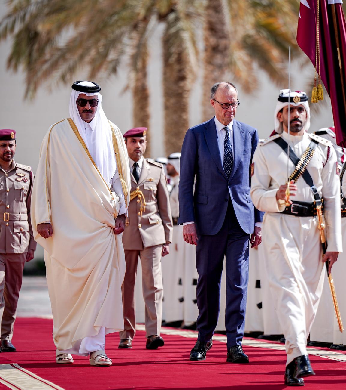 Bundeskanzler Friedrich Merz (M, CDU) wird vom Emir des Staates Katar, Scheich Tamim bin Hamad bin Khalifa Al Thani, empfangen.