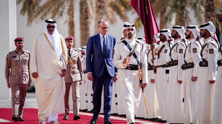Bundeskanzler Friedrich Merz (M, CDU) wird vom Emir des Staates Katar, Scheich Tamim bin Hamad bin Khalifa Al Thani, empfangen.