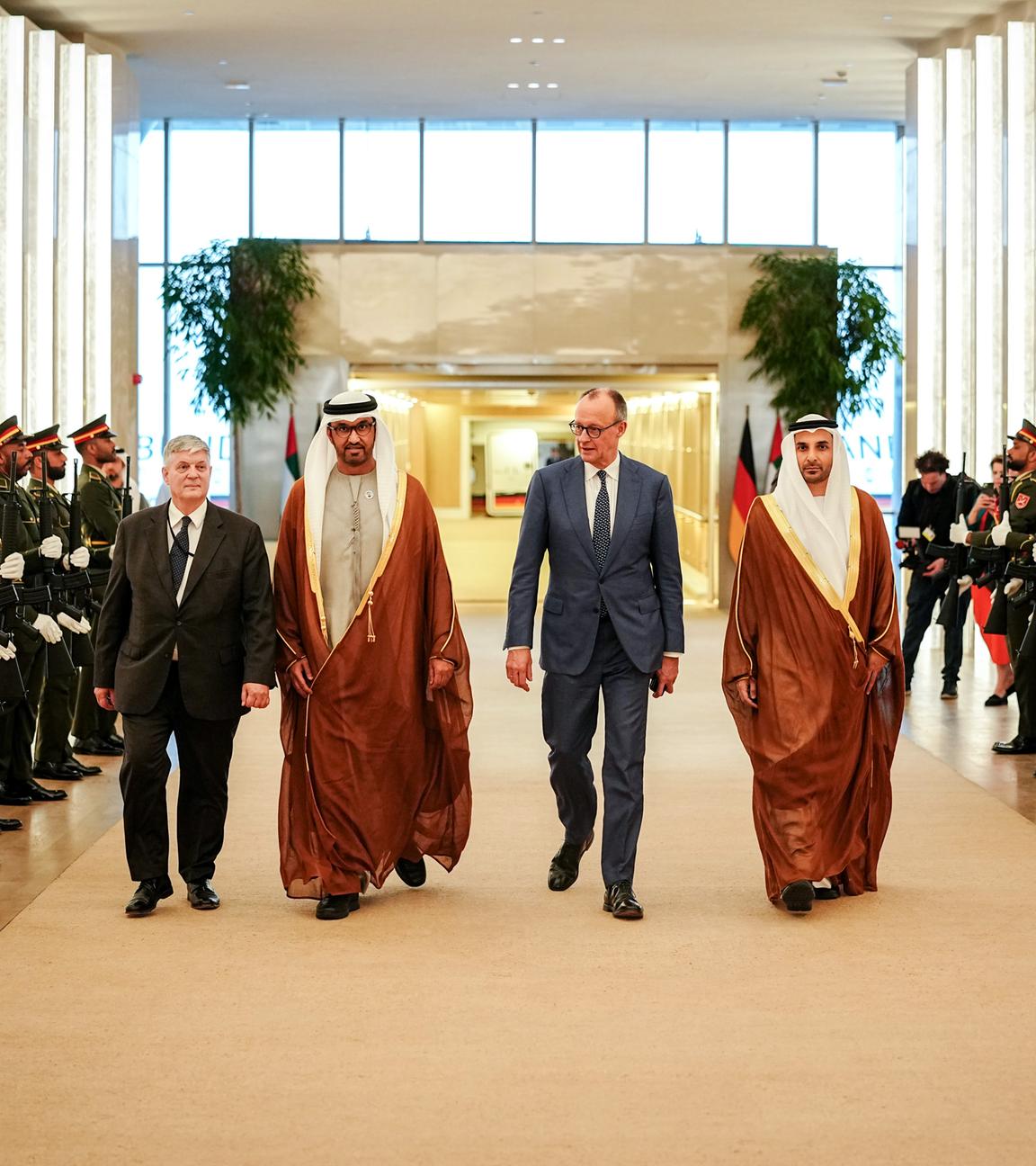 Bundeskanzler Friedrich Merz (M, CDU) wird vom Emir des Staates Katar, Scheich Tamim bin Hamad bin Khalifa Al Thani, empfangen.