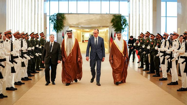 Bundeskanzler Friedrich Merz (M, CDU) wird vom Emir des Staates Katar, Scheich Tamim bin Hamad bin Khalifa Al Thani, empfangen.