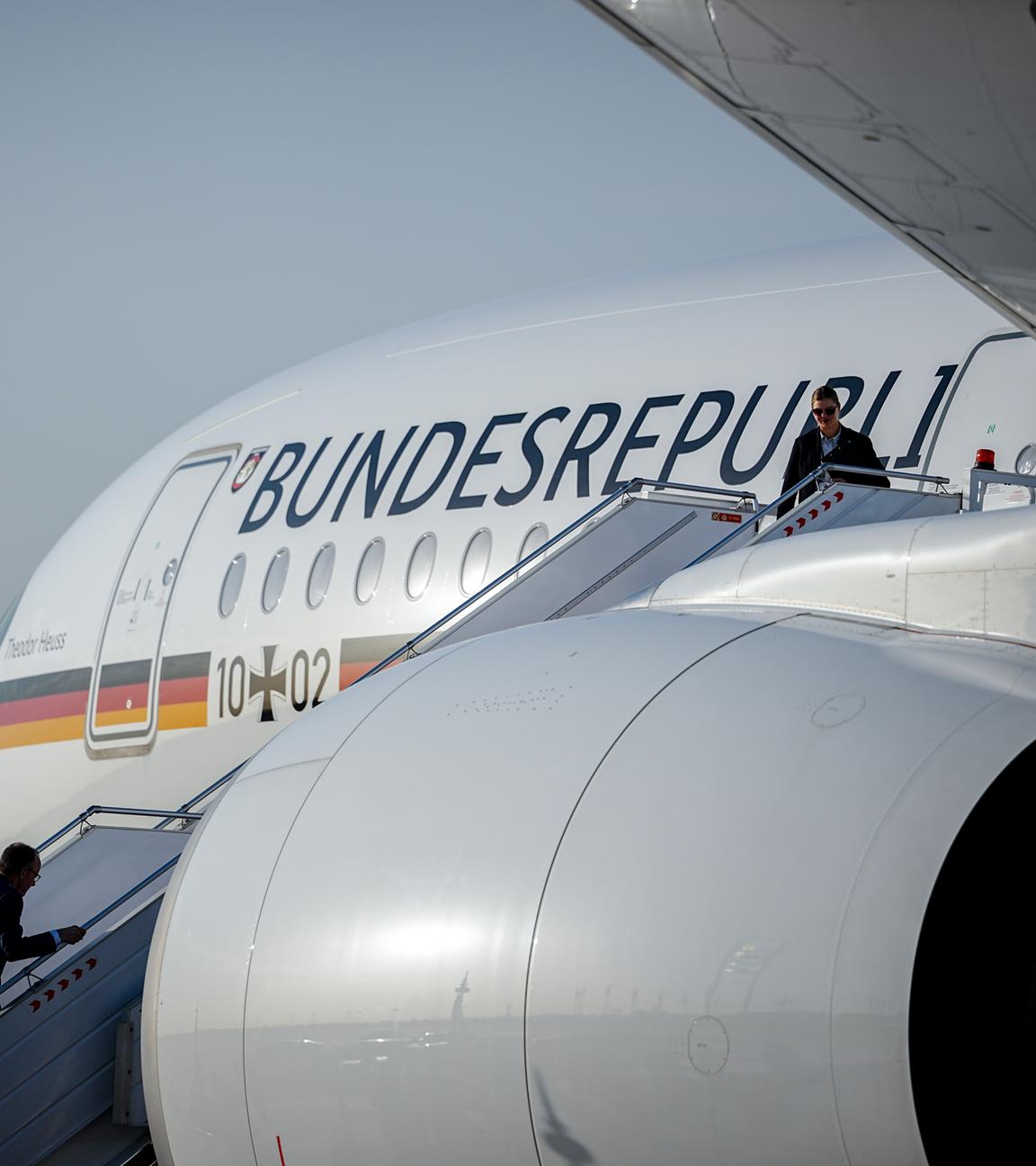 Merz steigt in einen Flieger