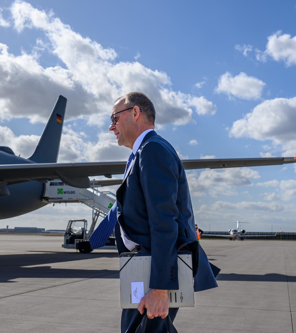Bundeskanzler Friedrich Merz (CDU) geht auf seiner Reise nach Norwegen auf dem Militärischen Teil des Flughafens Berlin Brandenburg zum Flugzeug.