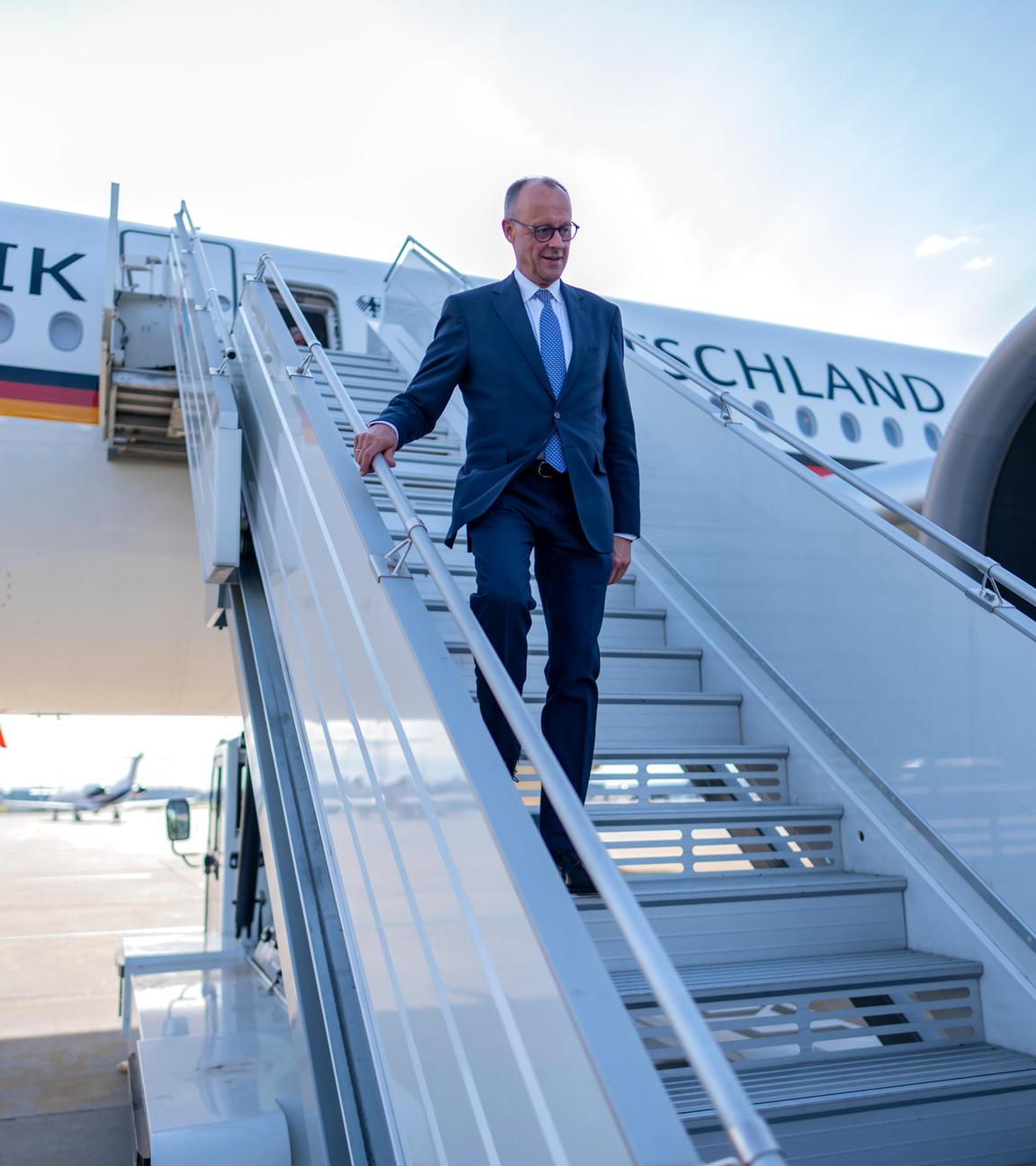 Bundeskanzler Friedrich Merz (CDU) steigt am Frederic-Chopin-Flughafen in Warschau aus dem Airbus der Flugbereitschaft der Luftwaffe.