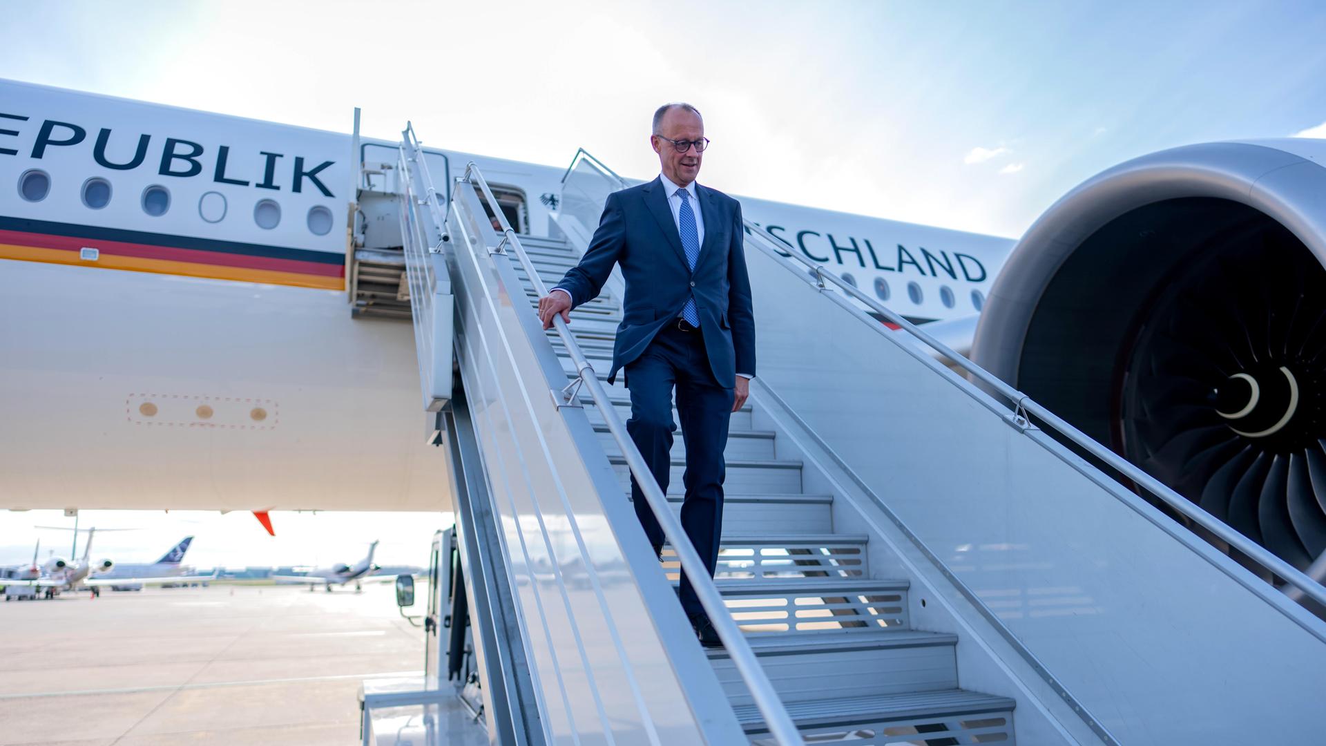 Bundeskanzler Friedrich Merz (CDU) steigt am Frederic-Chopin-Flughafen in Warschau aus dem Airbus der Flugbereitschaft der Luftwaffe.