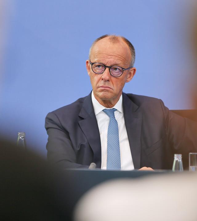 Bundeskanzler Merz bei der Übergabe des Berichts der Alterssicherungskommission
