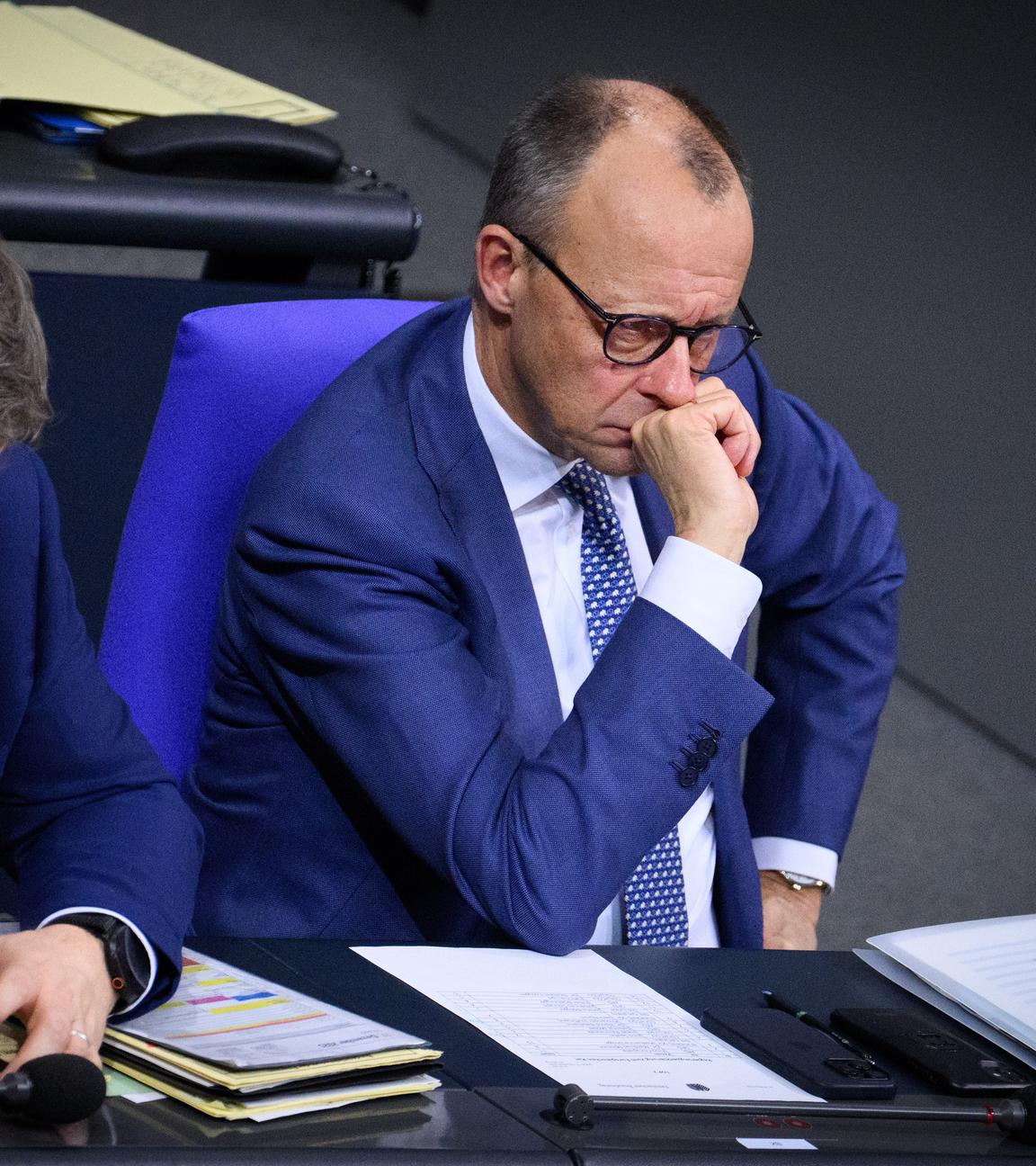 Friedrich Merz guckt skeptisch