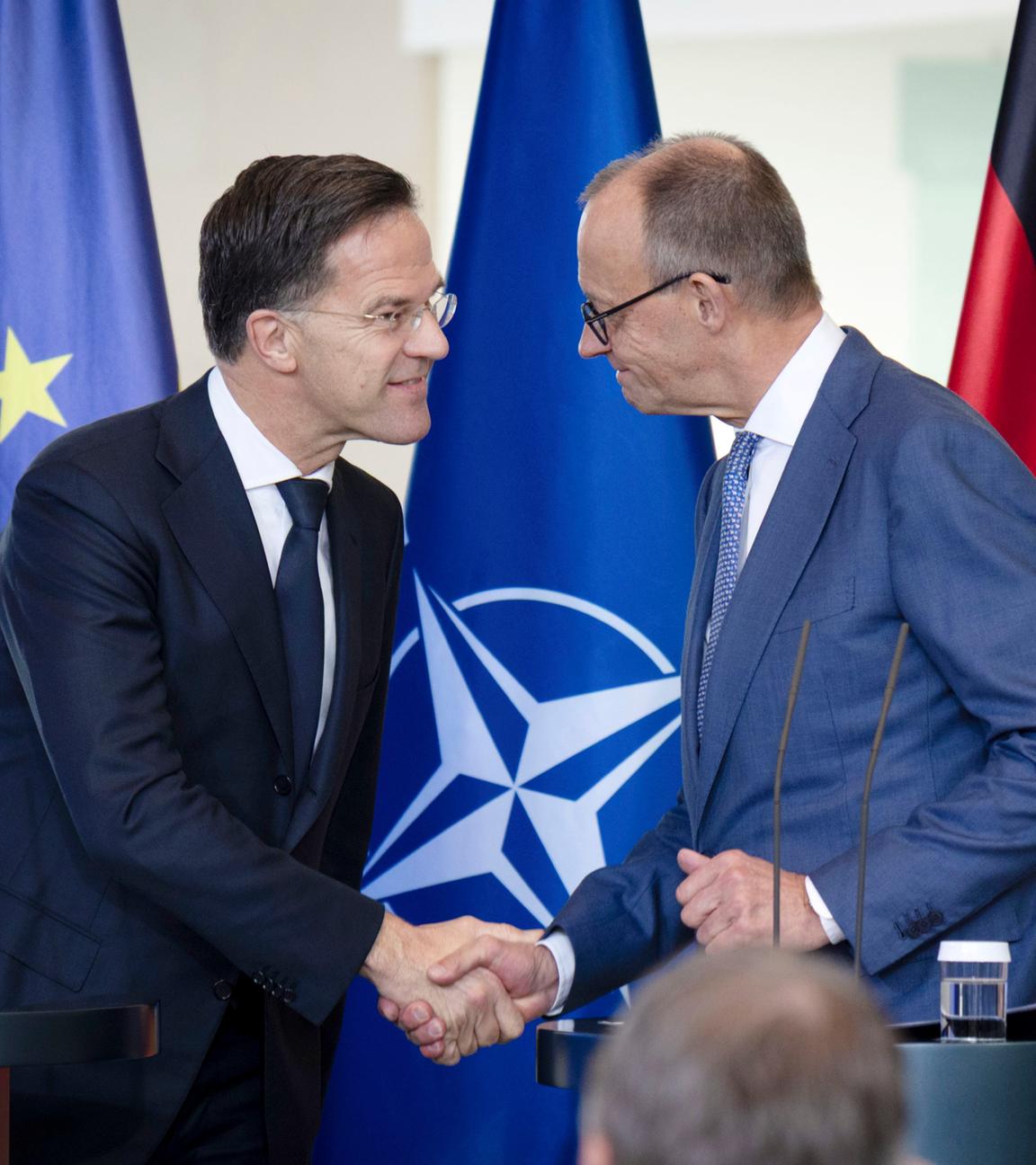 Mark Rutte und Friedrich Merz beim Empfang des NATO-Generalsekretärs