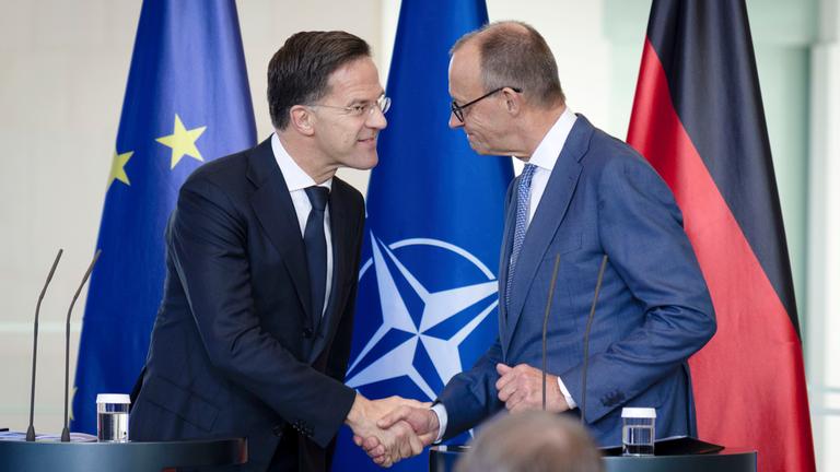 Mark Rutte und Friedrich Merz beim Empfang des NATO-Generalsekretärs