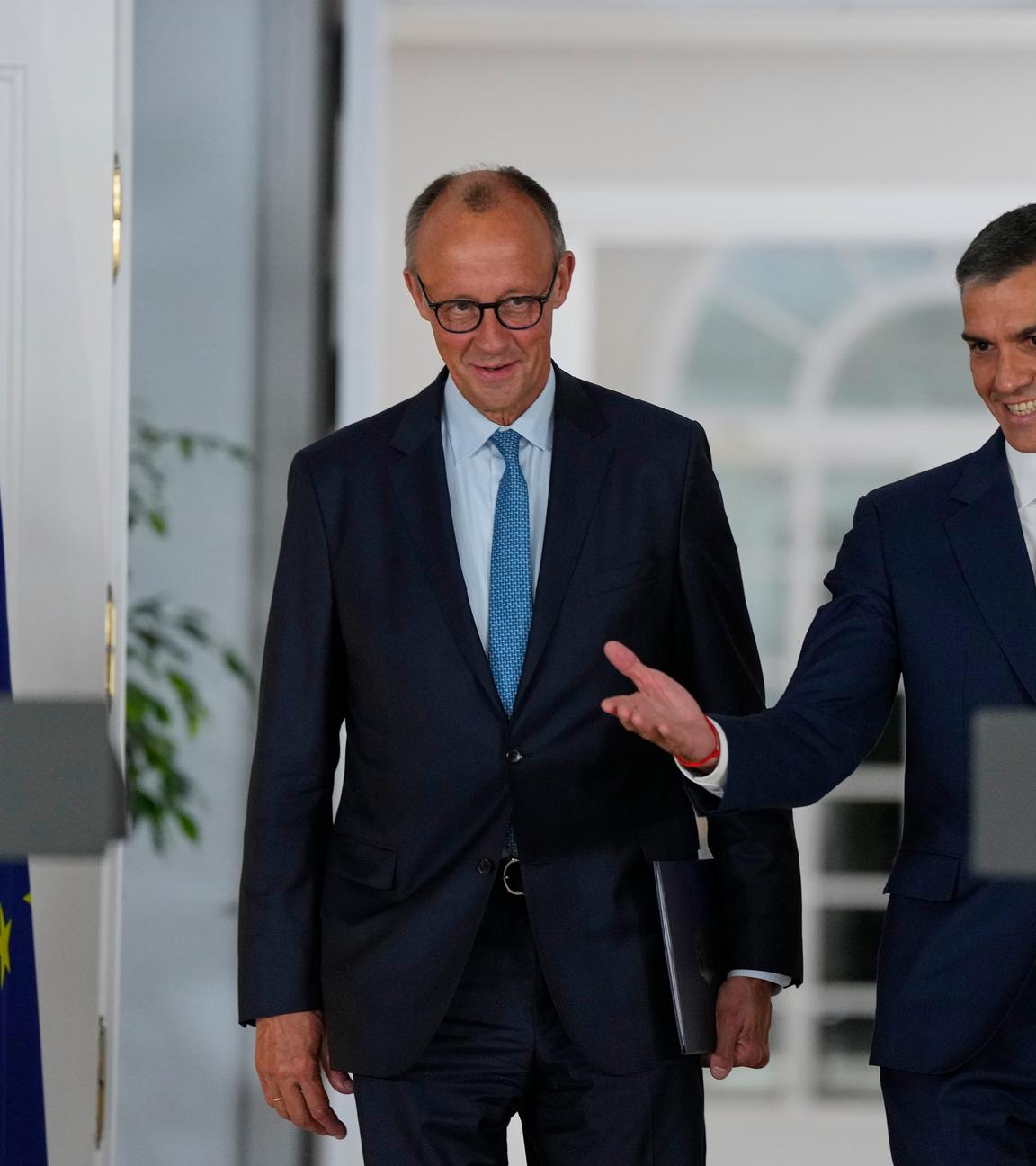 Bundeskanzler Merz steht neben dem spanischen Premierminister bei einem Meeting.