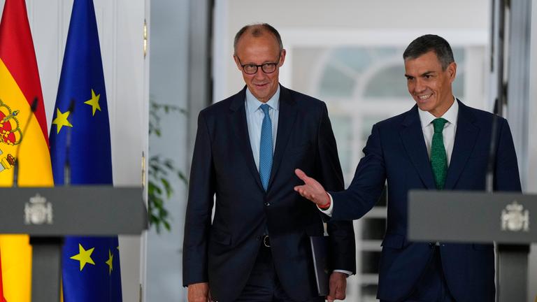 Bundeskanzler Merz steht neben dem spanischen Premierminister bei einem Meeting.