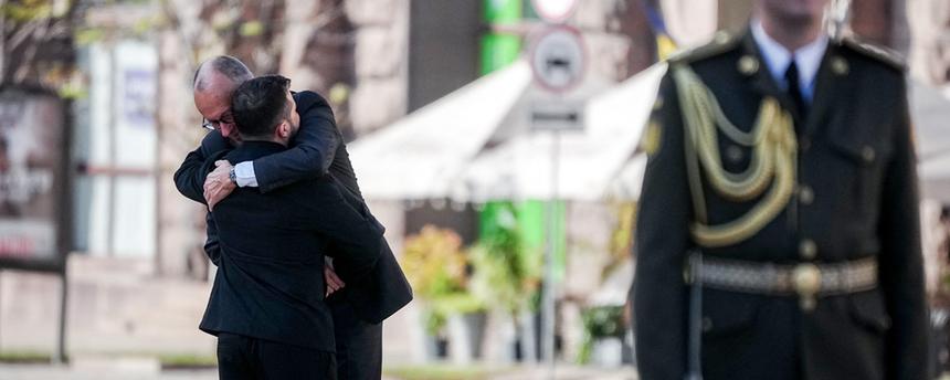 Bundeskanzler Friedrich Merz (CDU) und Wolodymyr Selenskyj, Präsident der Ukraine, umarmen sich beim Gedenken am Maidanplatz in Kiew.