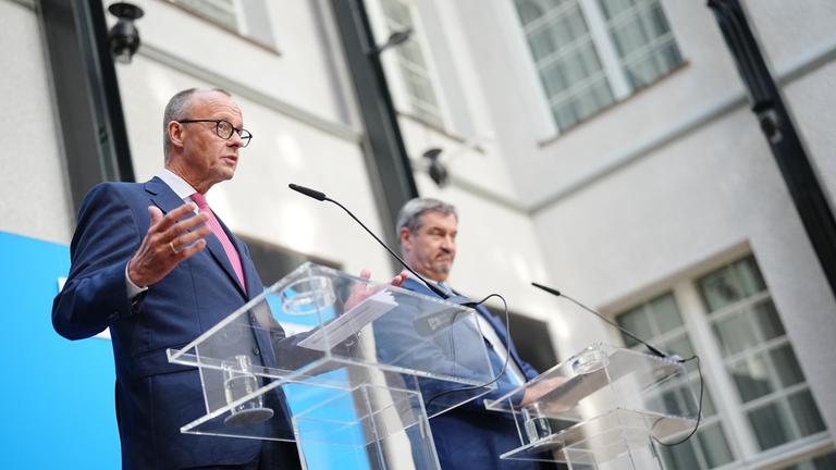 Berlin: Friedrich Merz (l), CDU-Bundesvorsitzender und Unionsfraktionsvorsitzender, und Markus Söder, CSU-Vorsitzender und Ministerpräsident von Bayern, geben eine Pressekonferenz zur Frage um die Kanzlerkandidatur der Union.