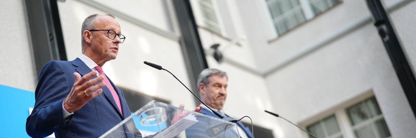 Berlin: Friedrich Merz (l), CDU-Bundesvorsitzender und Unionsfraktionsvorsitzender, und Markus Söder, CSU-Vorsitzender und Ministerpräsident von Bayern, geben eine Pressekonferenz zur Frage um die Kanzlerkandidatur der Union.
