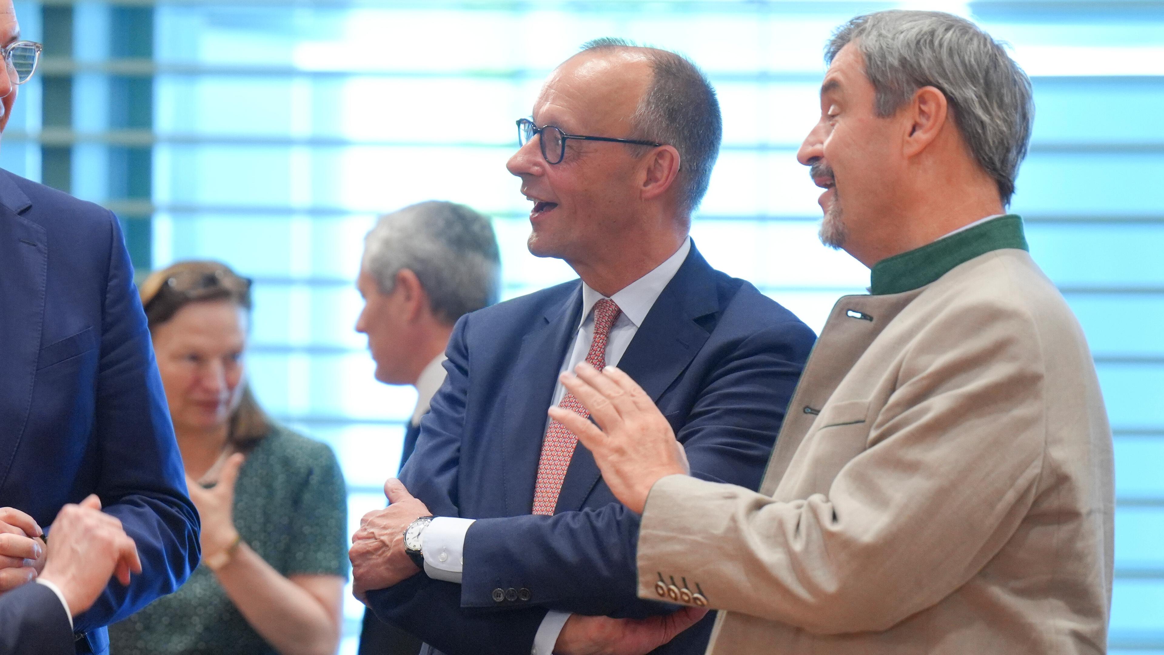 Bundeskanzler Friedrich Merz (CDU) gemeinsam mit Markus Soeder (CSU) Ministerpraesident von Bayern und Alexander Schweitzer (SPD) Ministerpraesident von Rheinland-Pfalz beim Auftakt der Bund-Laenderberatungen mit dem Bundeskanzler im Bundeskanzleramt