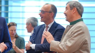 Bundeskanzler Friedrich Merz (CDU) gemeinsam mit Markus Soeder (CSU) Ministerpraesident von Bayern und Alexander Schweitzer (SPD) Ministerpraesident von Rheinland-Pfalz beim Auftakt der Bund-Laenderberatungen mit dem Bundeskanzler im Bundeskanzleramt